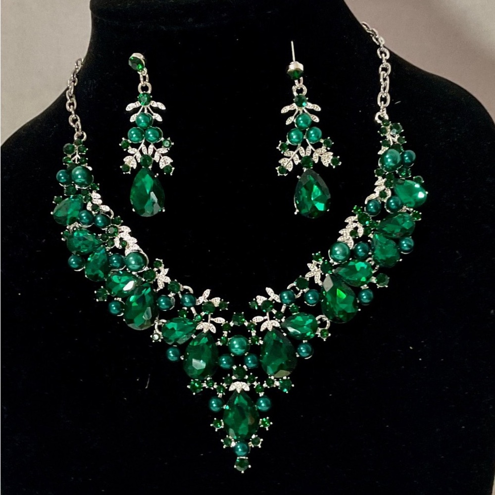 Elegant Emerald Teardrop Statement Necklace & Earring Set - Green